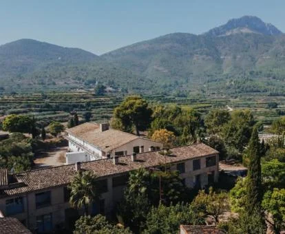 Hermoso hotel rural rodeado de naturaleza en un entorno tranquilo para descansar.