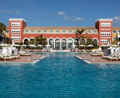Coqueto edificio de este hotel con encanto con una gran piscina exterior.