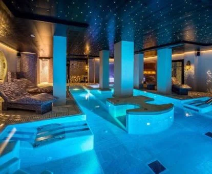 Piscina cubierta con elementos de hidroterapia del spa del hotel.