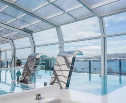 Piscina cubierta con hidroterapia y vistas al mar de este hotel con encanto.