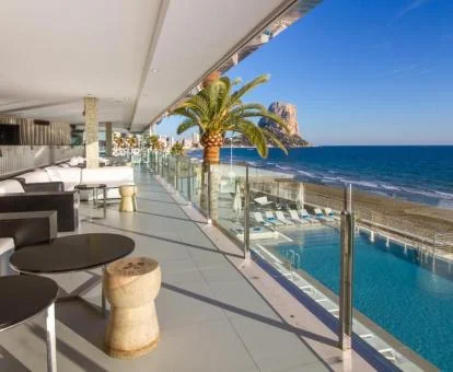 Zona de estar con mobiliario y vistas al mar y a la piscina de este hotel solo para adultos.