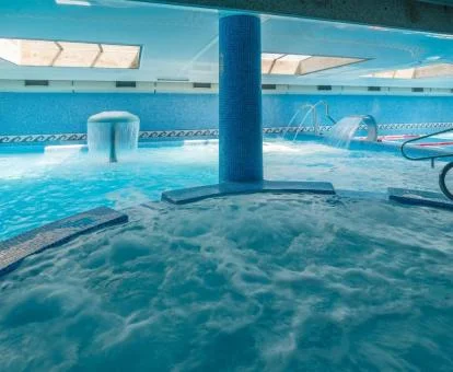Fabulosa zona de aguas del centro de bienestar de este hotel romántico.