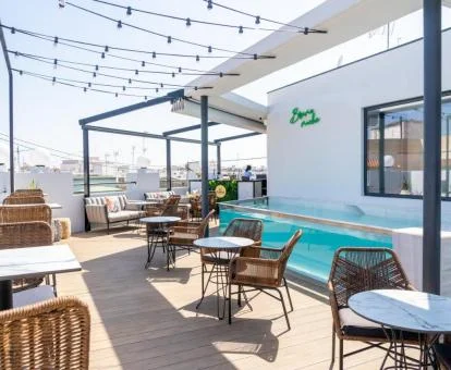 Terraza con mobiliario exterior y piscina de este hotel con encanto.