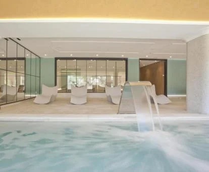 Piscina de hidroterapia del spa del hotel.