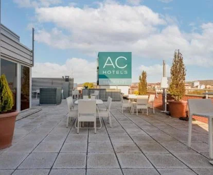Agradable terraza con mobiliario de este hotel boutique.