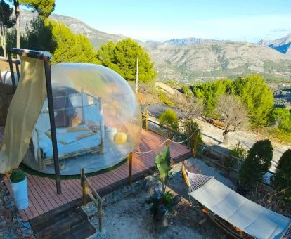 Habitación burbuja con parcela privada y espectaculares vistas a las montañas.