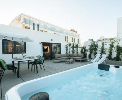 Amplia terraza privada con un gran jacuzzi privado al aire libre del apartamento suite del establecimiento.