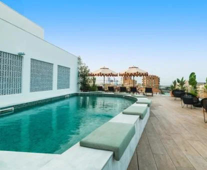 Agradable terraza en la azotea con piscina, mobiliario y vistas de este coqueto hotel.