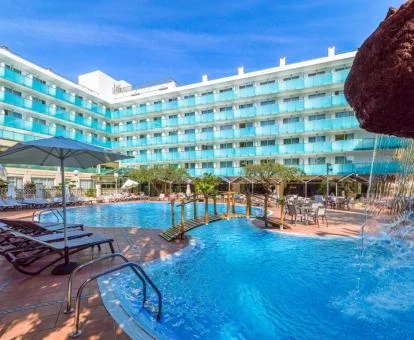 El edificio de este amplio hotel con piscinas al aire libre.