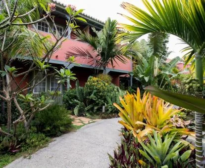  Edificio de este hermosos hotel hacienda en medio de una plantación agrícola.