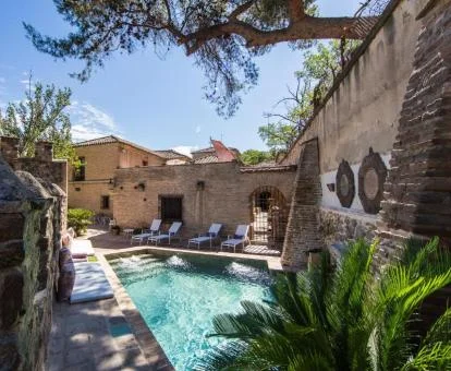 Zona exterior con piscina al aire libre de este hotel boutique tradicional.
