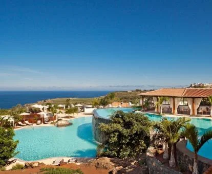 Amplias piscinas de este precioso hotel solo para adultos junto al mar.