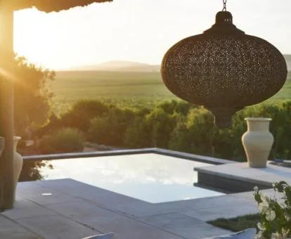 Piscina con preciosas vistas al campo de este hotel romántico.