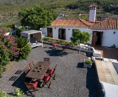 Edificio de este alojamiento rural con zona exterior con mobiliario al aire libre.