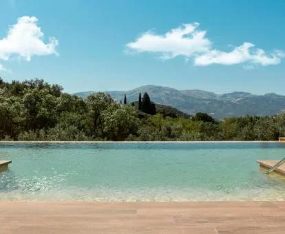 Preciosa piscina exterior con maravillosas vistas a la naturaleza.