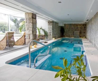 Agradable piscina interior con elementos de hidroterapia del spa de este hotel rural.