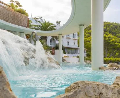 Espectacular piscina con elementos de hidroterapia al aire libre de este precioso hotel.