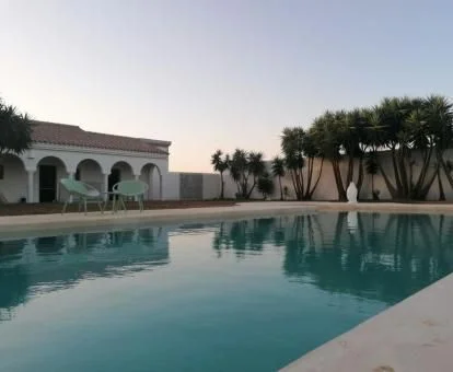 Preciosa piscina exterior de este hotel romántico.