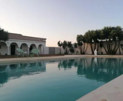 Preciosa piscina exterior de este hotel romántico.
