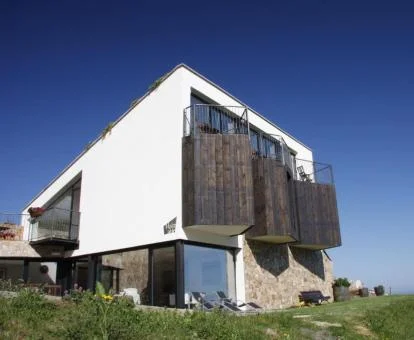 Coqueto edificio de este agroturismo en un entorno natural con fabulosas vistas.