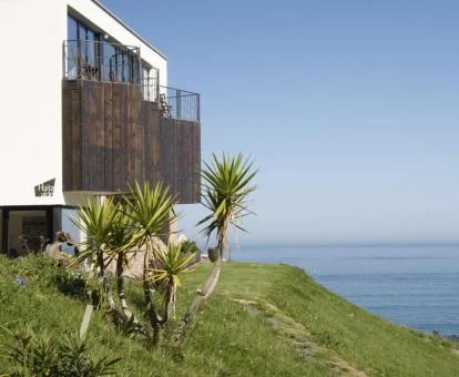 Moderno edificio de este hotel solo para adultos sobre un acantilado con vistas al mar.