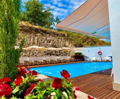 Preciosa piscina exterior de este hotel con encanto.
