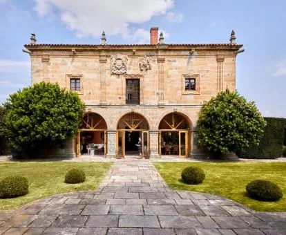 Precioso edificio de este hotel rural solo para adultos con amplios jardines.