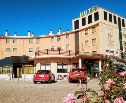 Edificio de este hotel con encanto ideal para parejas que buscan descanso.