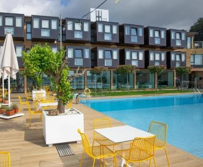 Edificio de este coqueto hotel boutique con amplia zona exterior con piscina y mobiliario.