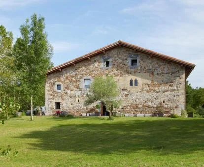 Edificio de piedra rodeado de jardines de este hotel boutique.