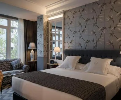 Una de las elegantes habitaciones con sofá de este coqueto hotel.