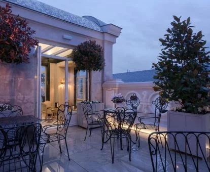 Elegante terraza con comedores exteriores y bonitas vistas de este lujoso hotel romántico.