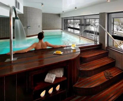 Mujer disfrutando de la zona de aguas del spa del hotel.