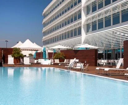 Edificio con piscina al aire libre y solarium de este coqueto hotel boutique.