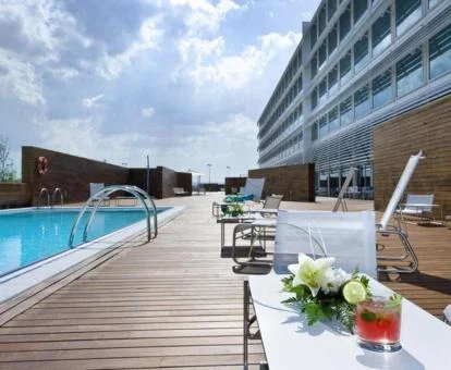 Hotel con encanto con piscina al aire libre y zonas exteriores.