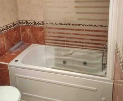 Bañera de hidromasaje privada en el baño de este apartamento de dos dormitorios.