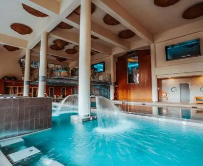 Piscina cubierta con elementos de hidroterapia del spa del hotel.