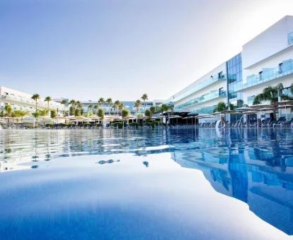 Espectacular piscina exterior de este hotel con encanto.