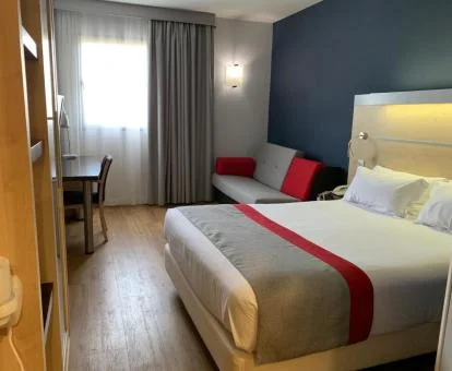 Una de las acogedoras habitaciones con zona de estar del hotel.