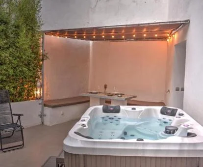 Terraza con un gran jacuzzi privado del apartamento con patio de este establecimiento.