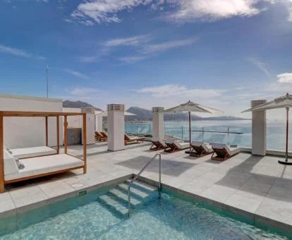 Preciosa terraza solarium con piscina y vistas al mar de este hotel.