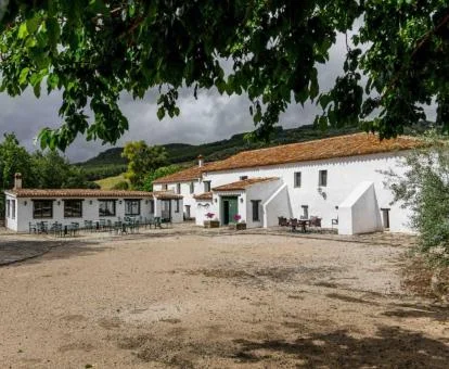 Establecimiento rural en medio de la naturaleza con amplias zonas exteriores.
