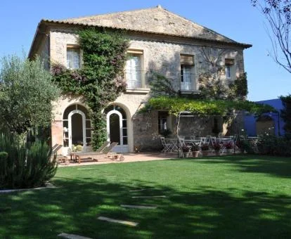 Precioso edificio de este hotel rural con bellos jardines.