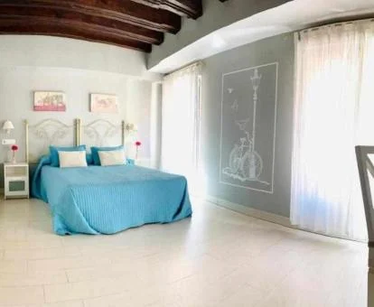 Una de las habitaciones amplias y coloridas del hotel.