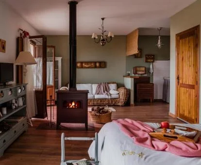 Interior de uno de los coquetos apartamentos de estilo rural de este precioso establecimiento.