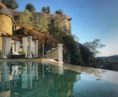 Piscina de borde infinito con vistas a la naturaleza de este hotel romántico.