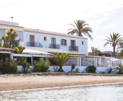 Edificio de este precioso hotel solo para adultos ubicado en primera línea de playa.