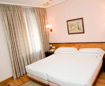 Una de las cómodas habitaciones dobles de este hotel solo para adultos.