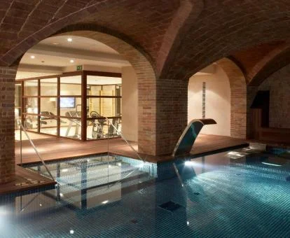 Zona de aguas con chorros de hidroterapia del spa del hotel.
