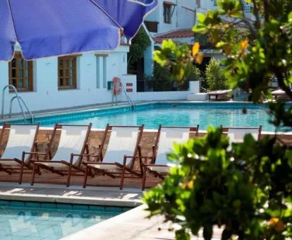 Zona exterior con piscina y mobiliario exterior de este hotel boutique.